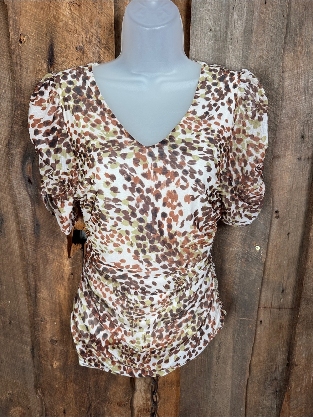 Cable & Guage Women’s V-Neck Puff Sleeve Top in Brown & Cream